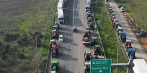 Τρακτέρ και φορτηγά στο τελωνείο Κήπων