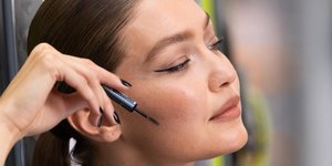 Η Τζίτζι Χαντίντ την ώρα που βάφεται 