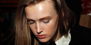 Η μάσκαρα που φωτίζει τα μάτια και κρύβει τους μαύρους κύκλους (και δεν είναι μαύρη)