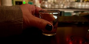 Το ουίσκι, το κονιάκ και το λικέρ ακούγονται σαν την πιο παλιά, παρηγορητική συνταγή για χαλάρωση / SHUTTERSTOCK