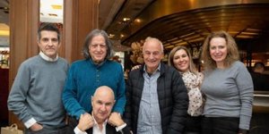 AUTODIA - Από αριστερά: Φοίβος (συνθέτης/στιχουργός/παραγωγός), Γιάννης Γλέζος (συνθέτης-Πρόεδρος Δ.Σ.), Θανάσης Πολυκανδριώτης (συνθέτης), Μαργαρίτα Παναγιωτοπούλου (Γενική Διευθύντρια AUTODIA), Ειρήνη Σταματούδη (Καθηγήτρια Πανεπιστημίου Λευκωσίας) και μπροστά καθιστός ο Ηλίας Φιλίππου (στιχουργός).