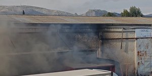 Φωτιά σε αποθήκη εργοστασίου στου Ρέντη