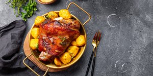 Χοιρινό μπούτι με πατάτες / Φωτογραφία: Shutterstock