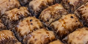 Γλυκό με φύλλα, σύκα και πετιμέζι