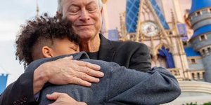 Ο ηθοποιός Γκάρι Σινίζ αγκαλιάζει ένα παιδί στην Disneyland