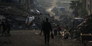 Παλαιστίνιοι στα ερείπια της κατεστραμμένης πόλης της Γάζας