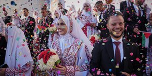 Πανευτυχή ζευγάρια Παλαιστινίων παντρεύτηκαν ταυτόχρονα, κάτω από τα ερείπια του πολέμου στη Γάζα