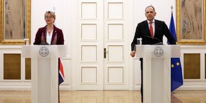 Ο υπουργός Εξωτερικών Γιώργος Γεραπετρίτης με την Βρετανή ομόλογο Yvette Cooper