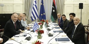 O Γιώργος Γεραπετρίτης με τους εκπροσώπους της βουλής της Λιβύης