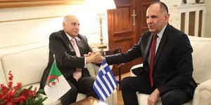 Συνάντηση του Γιώργου Γεραπετρίτη με τον υπουργό Εξωτερικών της Αλγερίας, Αχμέντ Ατάφ 