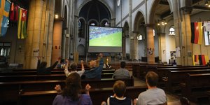 Εκκλησία στη Γερμανία έβαλε γιγαντοοθόνη για αγώνα του Euro 2024 