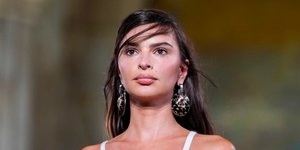 Μοντέλο με λαμπερό δέρμα