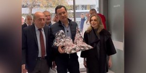 Ο Αδωνις Γεωργιάδης μοίρασε γλυκά σε νοσοκομεία