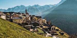 Στην Ελβετία των τεσσάρων επίσημων γλωσσών, υπάρχει μια πέμπτη που μοιάζει να ζει στο περιθώριο: τα ρωμανσικά [ή ρομανσικά], η γλώσσα περίπου του 1% του πληθυσμού, κρυμμένη στις κοιλάδες του Γκριζόν / SHUTTERSTOCK