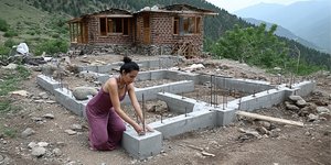 Γυναίκα χτίζει μόνη της σπίτι σε απομονωμένο χωριό