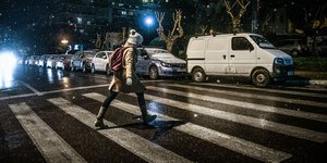 Γυναίκα περπατάει στο χιόνι