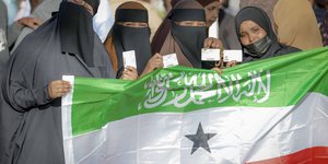 Γυναίκες με τη σημαία της Σομαλιλάνδης