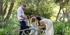 Η Μέγκαν Μαρκλ με τον Πρίγκιπα Χάρι και τα παιδιά τους