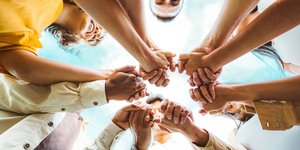 Άνθρωποι με ενωμένα χέρια