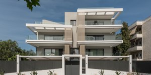 πρόσοψη κτιρίου πολυκατοικίας με μεζονέτες Βούλα Αττική