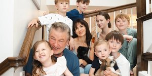 O Άλεκ Μπάλντουιν με την σύζυγό του Χιλάρια και τα 7 παιδιά τους 