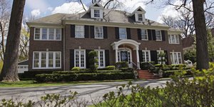 Η εμβληματική έπαυλη του «Μόνος στο σπίτι» 