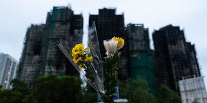 Ένα από τις χιλιάδες μπουκέτα με λουλούδια που άφησαν κάτοικοι του Χονγκ Κονγκ στην μνήμη των νεκρών της φωτιάς στους ουρανοξύστες 