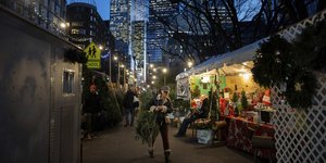 Γυναίκα στη Νέα Υόρκη που κουβαλά χριστουγεννιάτικο δέντρο