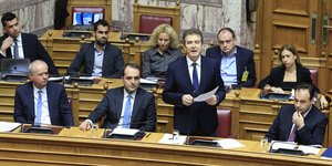 Ο υπουργός Προστασίας του Πολίτη, Μιχάλης Χρυσοχοΐδης στα κυβερνητικά έδρανα της Βουλής