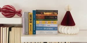 βιβλία ράφια δώρα γιορτής χριστουγεννιάτικα στολίδια