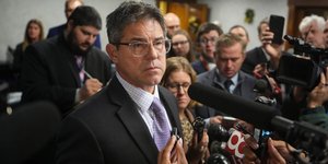 Ο Πρόεδρος του Γερουσιαστικού Σώματος της Ιντιάνα, Rodric Bray, απαντά σε ερώτηση μετά την απόρριψη νομοσχεδίου για την αναδιαμόρφωση του χάρτη των κοινοβουλευτικών περιφερειών της πολιτείας 