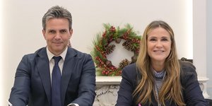 O πρόεδρος και διευθύνων σύμβουλος της Affidea Ελλάδος Θεόδωρος Καρούτζος και η πρόεδρος του ΙΝΕΔΙΒΙΜ, Άννα Ροκοφύλλου