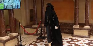 H αμφίεση με την μαντίλα 