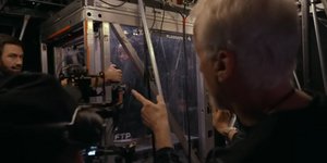 Ο Τζέιμς Κάμερον δίνει οδηγίες στην Μπίλι Άιλις 