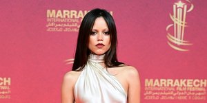 Η Τζένα Ορτέγκα απογειώνει το λευκό μεταξωτό φόρεμα -Με μια διακριτική αναφορά στη «Wednesday»