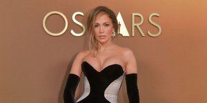 Η Τζένιφερ Λόπεζ με τις γόβες που ψηλώνουν το πόδι -Ιδανικές για glam εμφανίσεις