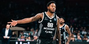 Ο Ταϊρίκ Τζόουνς με τη φανέλα της Παρτίζαν