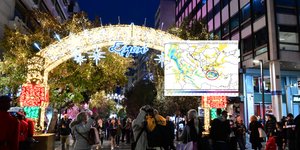 Κόσμος περπατάει στην Ερμού ενόψει των εορτών των Χριστουγέννων