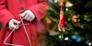 Τα χριστουγεννιάτικα κάλαντα μοιάζουν σήμερα με κάτι «αιώνιο», σαν να υπήρχαν πάντα, να τραγουδιούνταν σε πέτρινες εκκλησίες και ζεστά σαλόνια, να συνοδεύουν απαράλλαχτα κάθε Δεκέμβρη / SHUTTERSTOCK