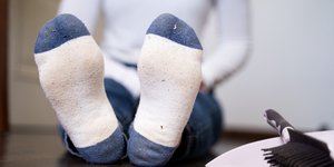 Μικροβιολόγος εξηγεί γιατί δεν είναι καλή ιδέα να φοράς το ίδιο ζευγάρι κάλτσες περισσότερες από μία φορές