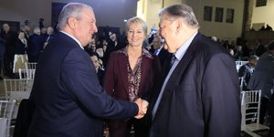 Χειραψία Κώστας Καραμανλής και Ευάγγελος Βενιζέλος