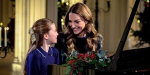 Η Πριγκίπισσα της Ουαλίας και η πριγκίπισσα Σάρλοτ παίζουν το «Holm Sound» του Erland Cooper στο Κάστρο του Ουίνδσορ, όπως παρουσιάστηκε στη χριστουγεννιάτικη λειτουργία «Together at Christmas»