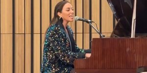 Η Κατερίνα Στικούδη παίζει πιάνο στο Προξενείο της Ακτής Ελεφαντοστού