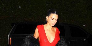 H Κένταλ Τζένερ μαγνητίζει τα βλέμματα με λαμπερό κόκκινο φόρεμα και πολυτελές γούνινο παλτό