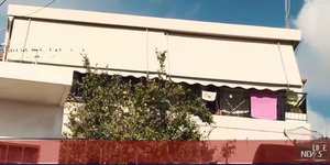 Το μπαλκόνι όπου βρέθηκε νεκρό το ηλικιωμένο ζευγάρι στο Κερατσίνι 