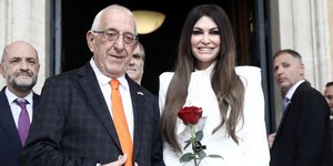 Η Κίμπερλι Γκίλφοϊλ με το τριαντάφυλλο που της προσέφερε ο Νικήτας Κακλαμάνης 