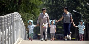 Γυναίκες με παιδιά σε πάρκο στην Κίνα 