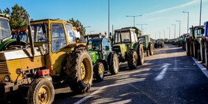 κιτρινο τρακτερ μπροστα