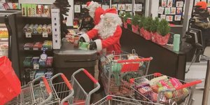 Στιγμιότυπο από την επιδρομή των μεταμφιεσμένων κλεφτών σε σούπερ μάρκετ στο Μόντρεαλ