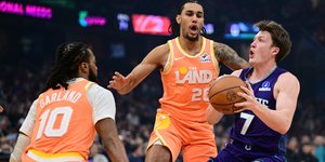 Ο Κον Κνέπελ ανάμεσα σε δύο παίκτες των Καβαλίερς